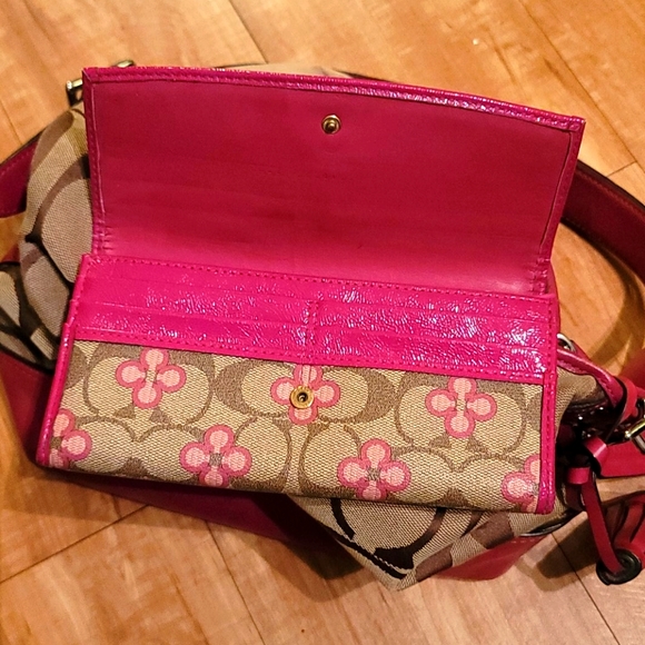 Coach bag w/ matching wallet and makeup bag - Picture 3 of 6